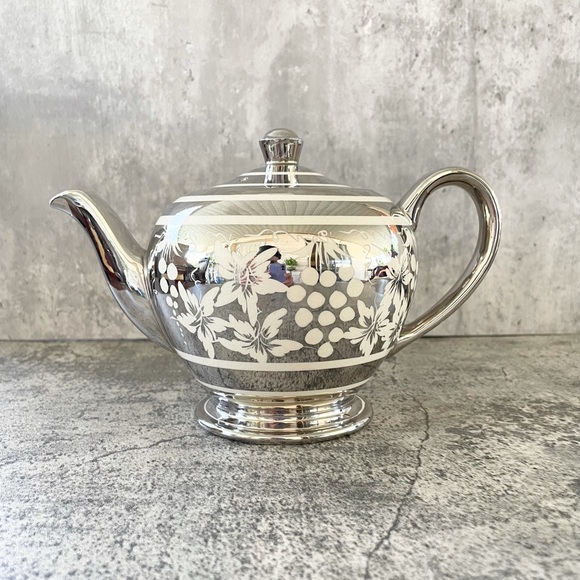 🎉SOLD🎉Vintage Sadler England Silver Floral Grape Vine Classic Teapot
